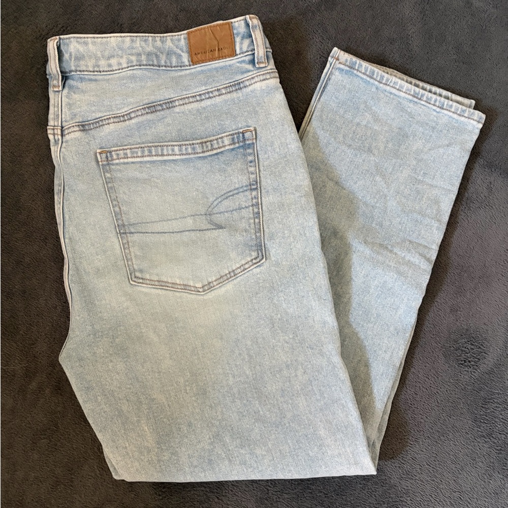 American Eagle light wash Mom Jean